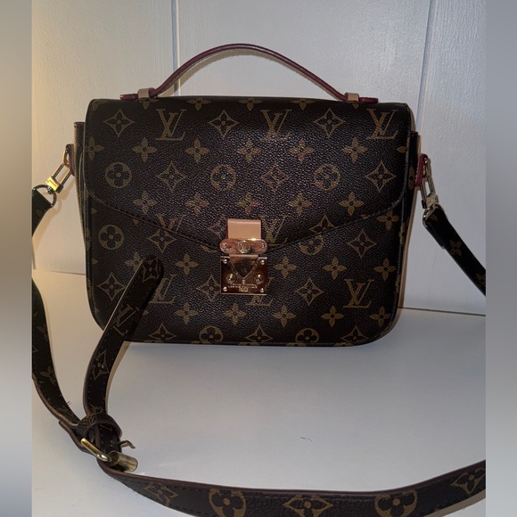 Louis Vuitton Handbags - Louis Vuitton Crossbody bag